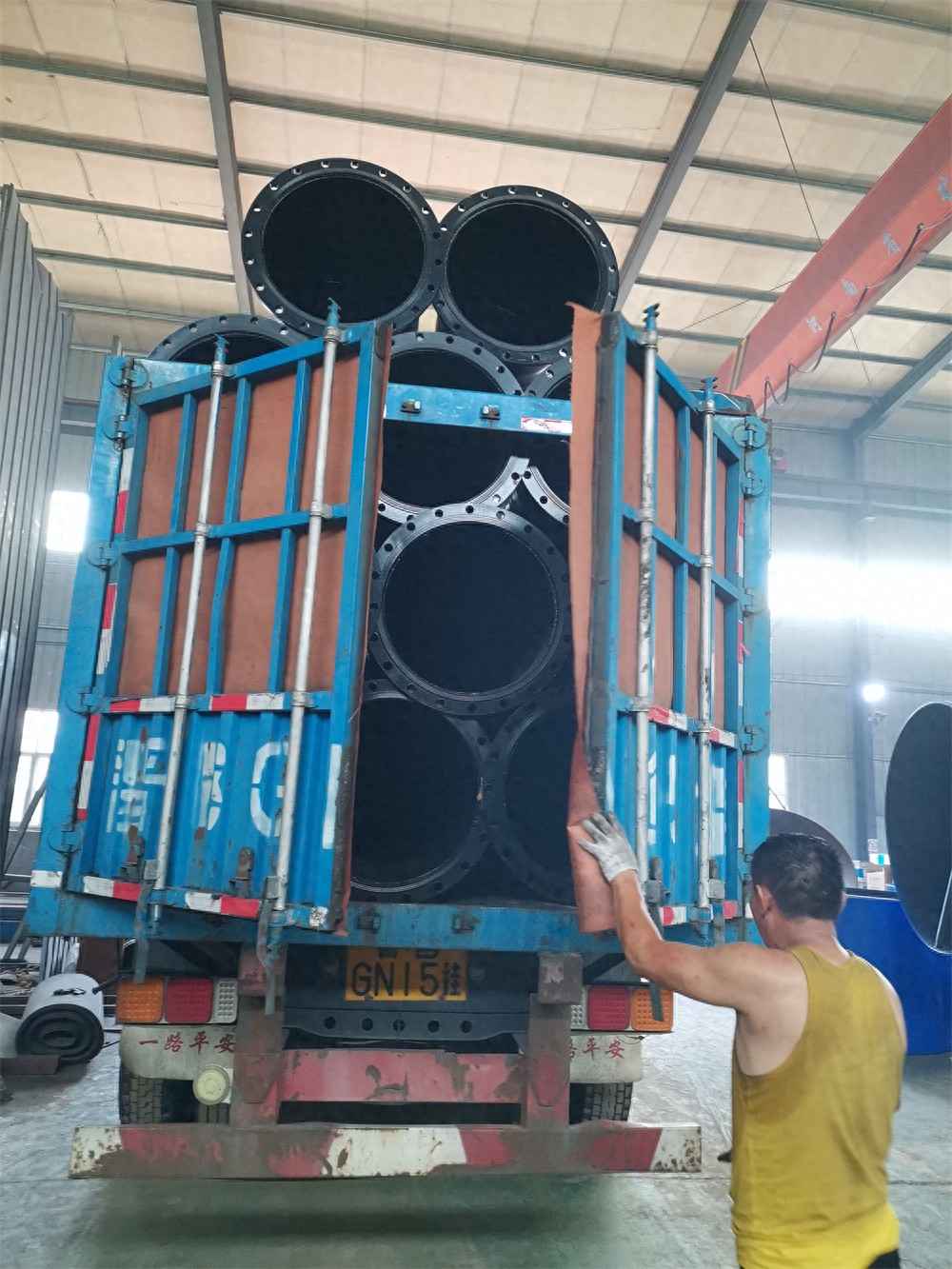 热浸塑钢管与涂塑钢管:核心区别与工程选型指南 热浸塑钢管与涂塑钢管:核心区别与工程选型指南